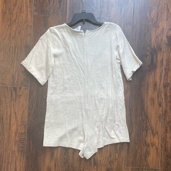 Creamy nude romper from princess Polly. Light weight & has pockets - Picture 2 of 3